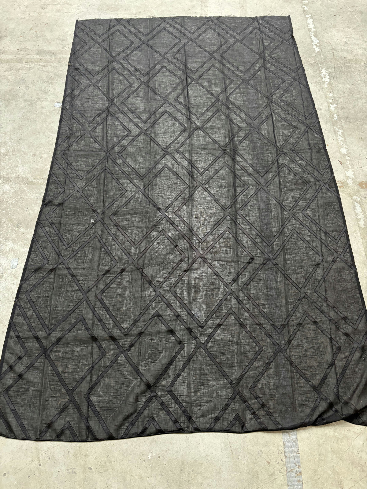 Tissu noir à motifs losanges