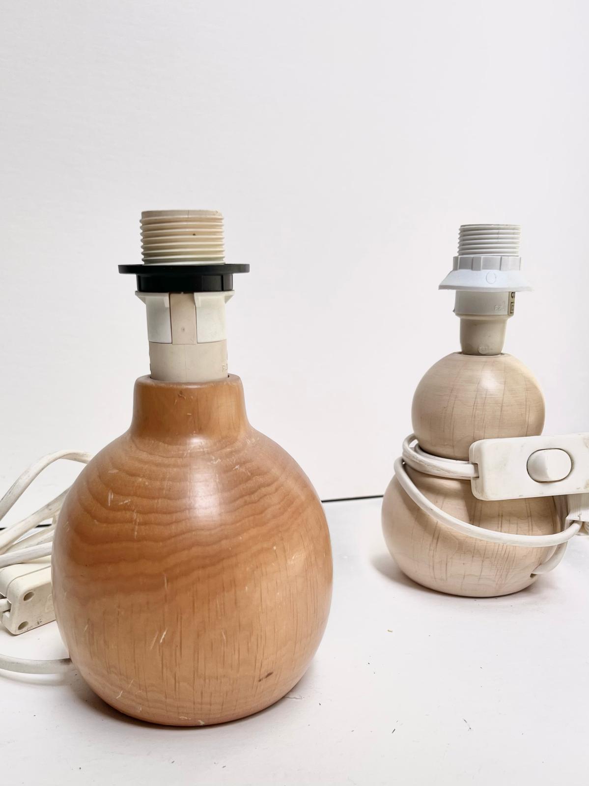 Pied de lampe en bois clair