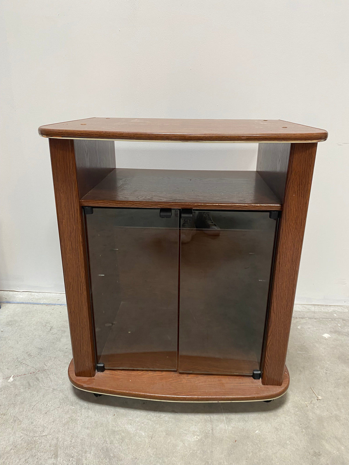 Commode en bois avec vitre