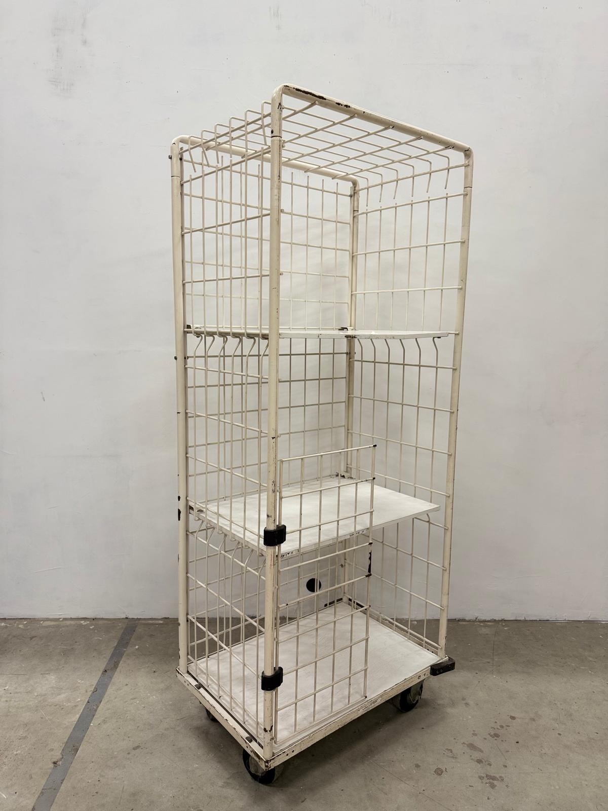 Chariot cage sur roulettes