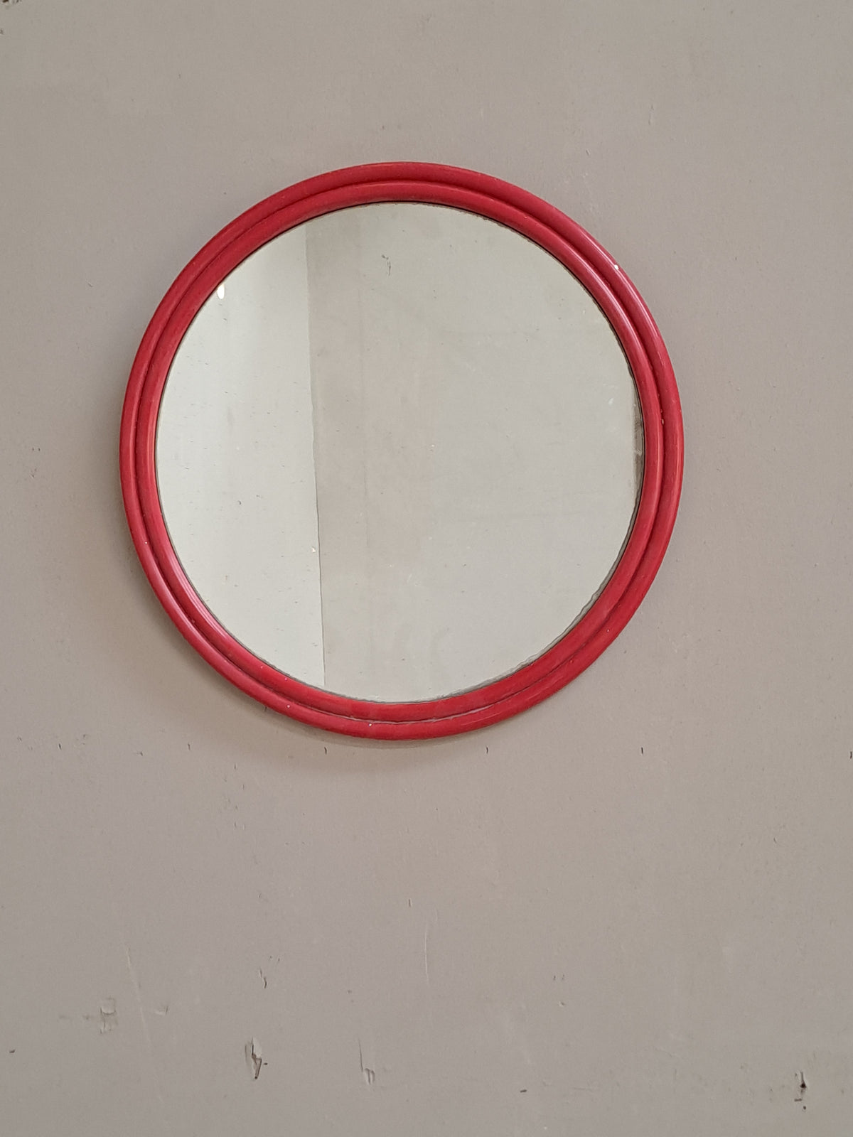 Miroir rond à cadre rouge en plastique