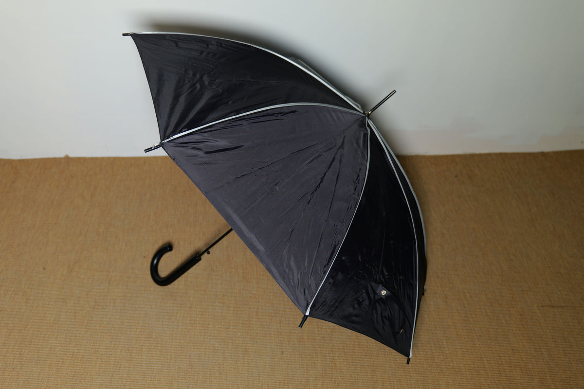 Parapluie noir rainures blanches