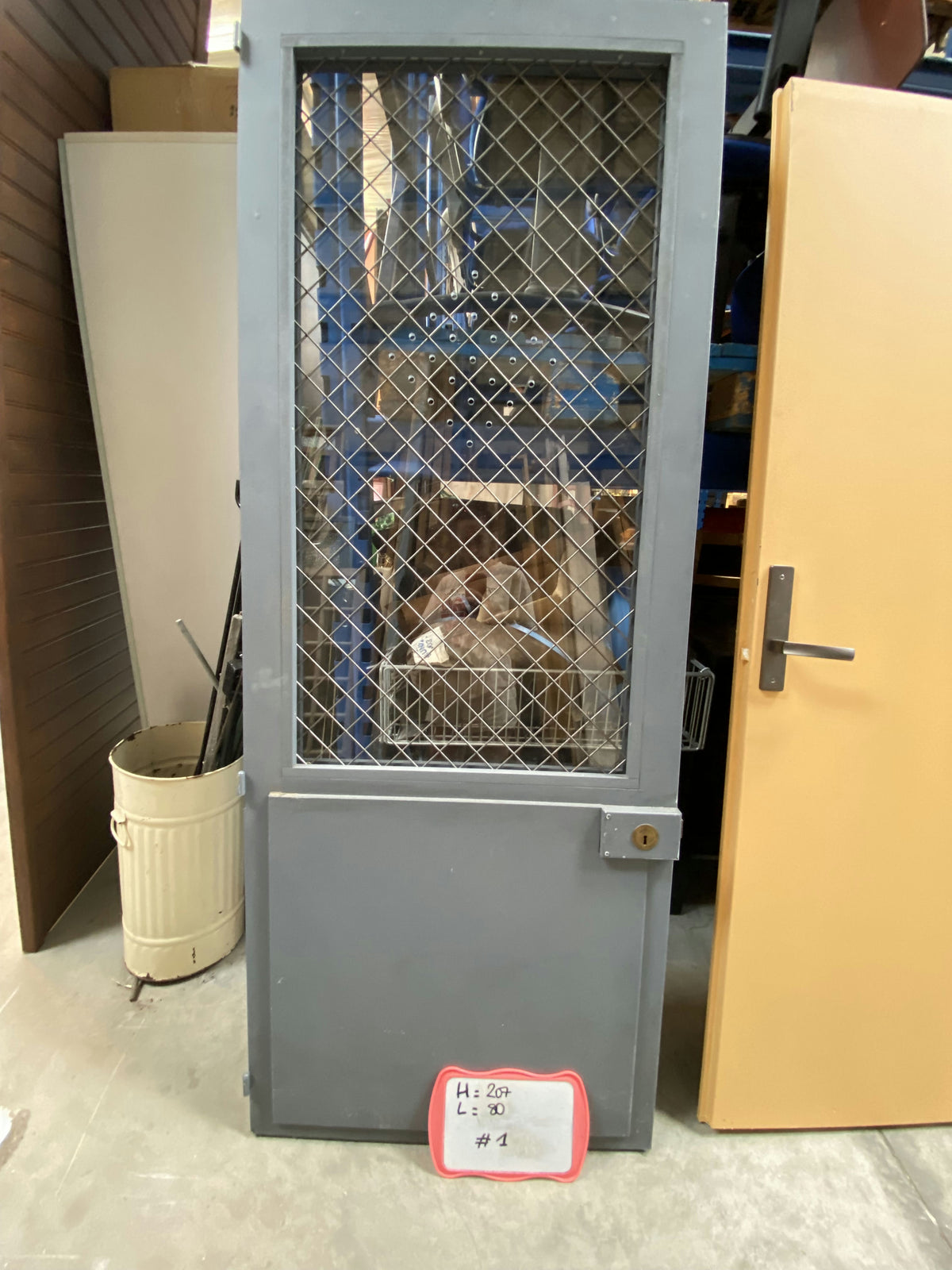 Porte grise avec carreaux