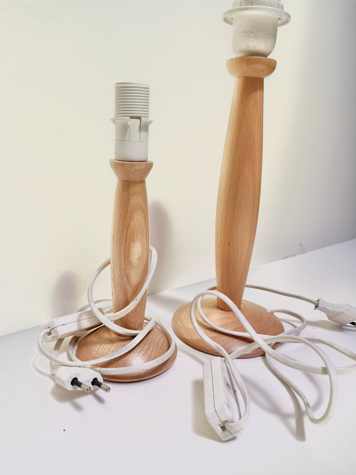 Pied de lampe en bois clair