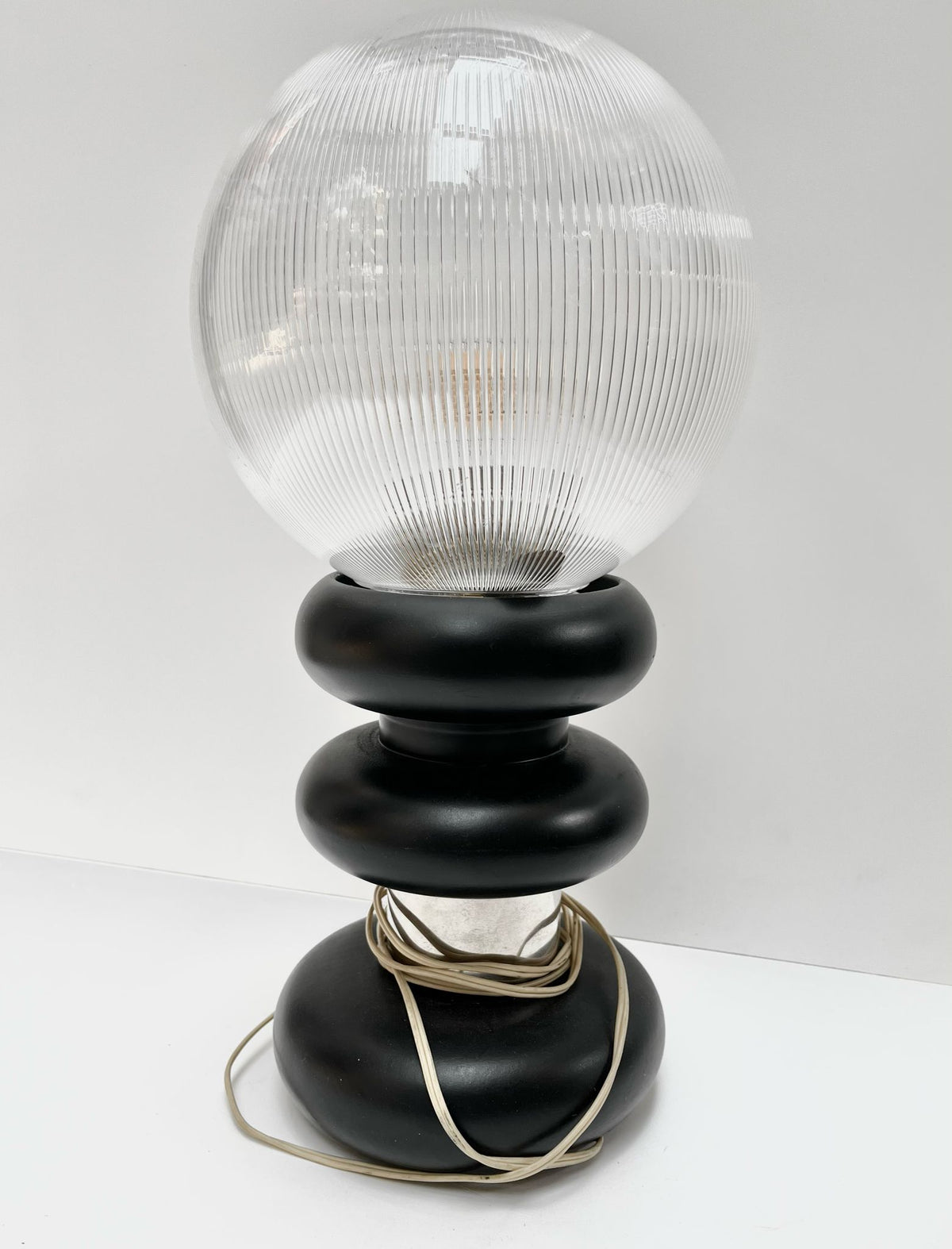 Lampe moderne noire et argentée