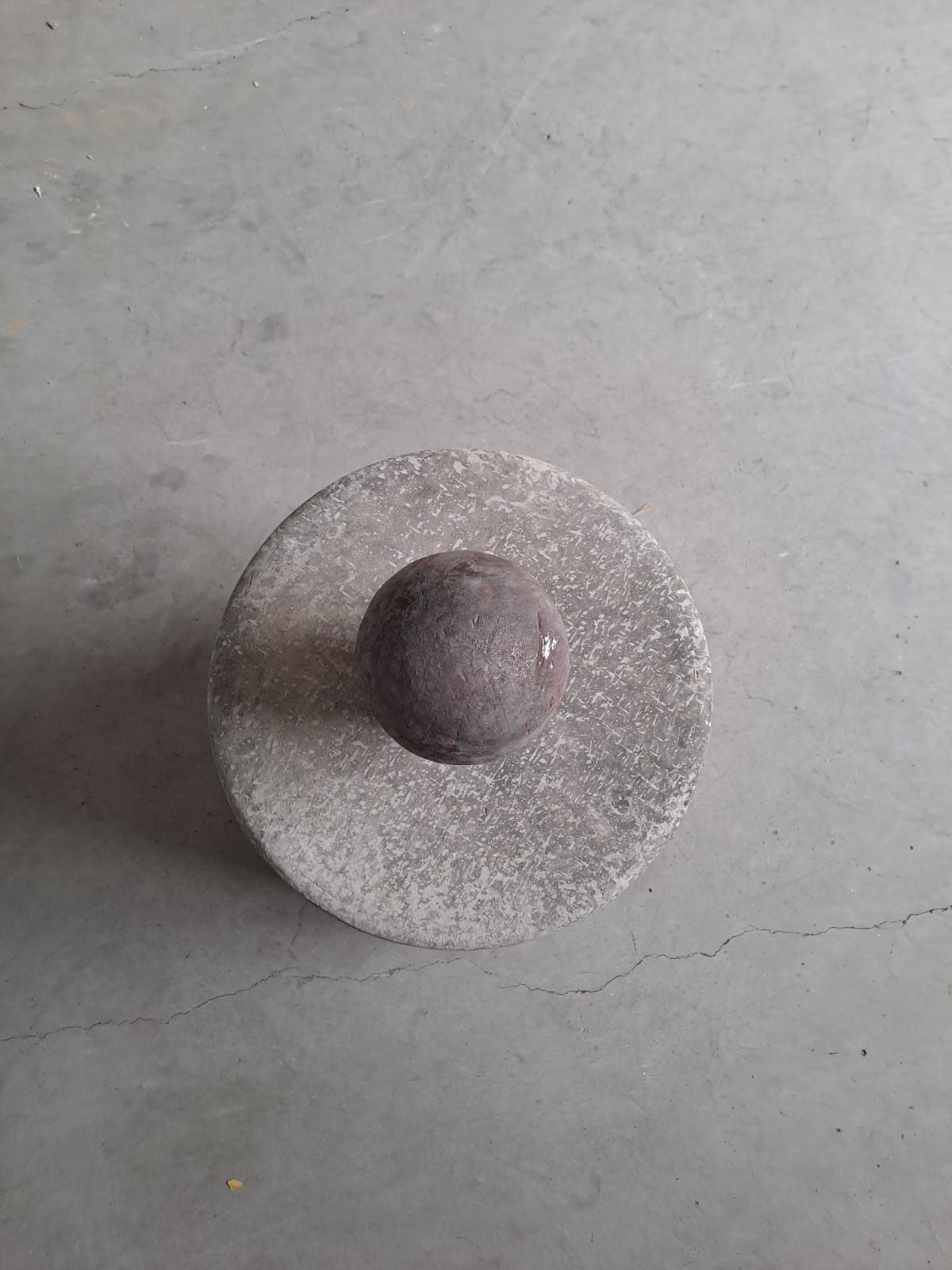 Fausse borne béton