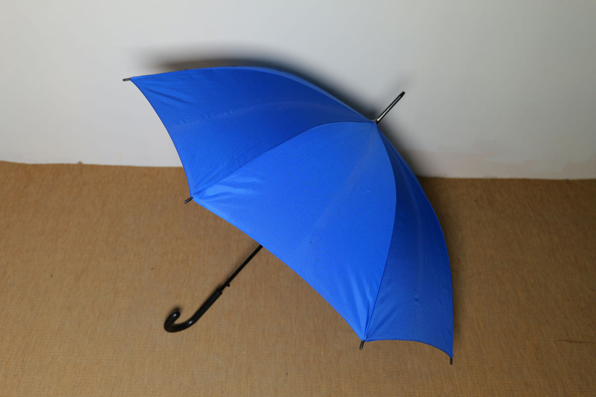 Parapluie bleu poigné noire