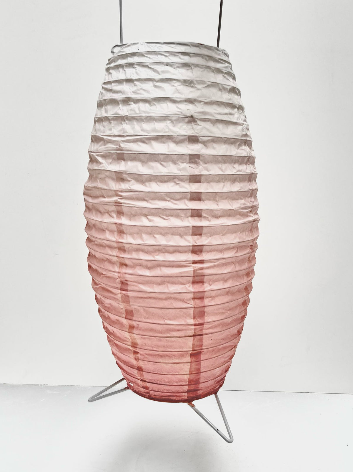 Lampe en papier blanche et rouge