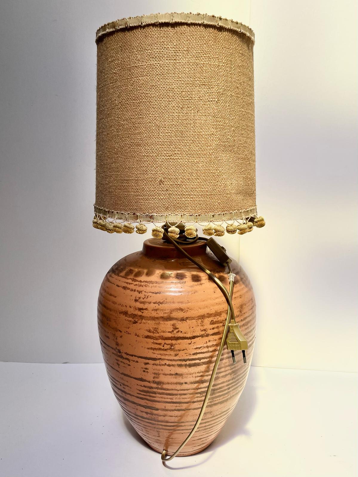 Lampe en céramique marron