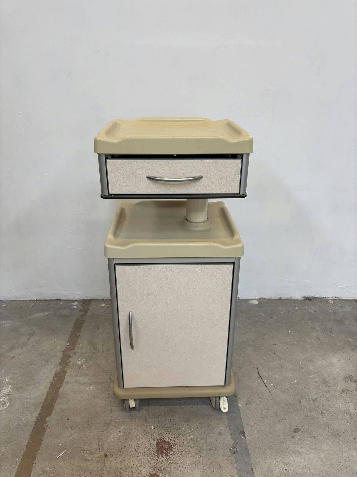 Petit meuble d'appoint sur roulettes