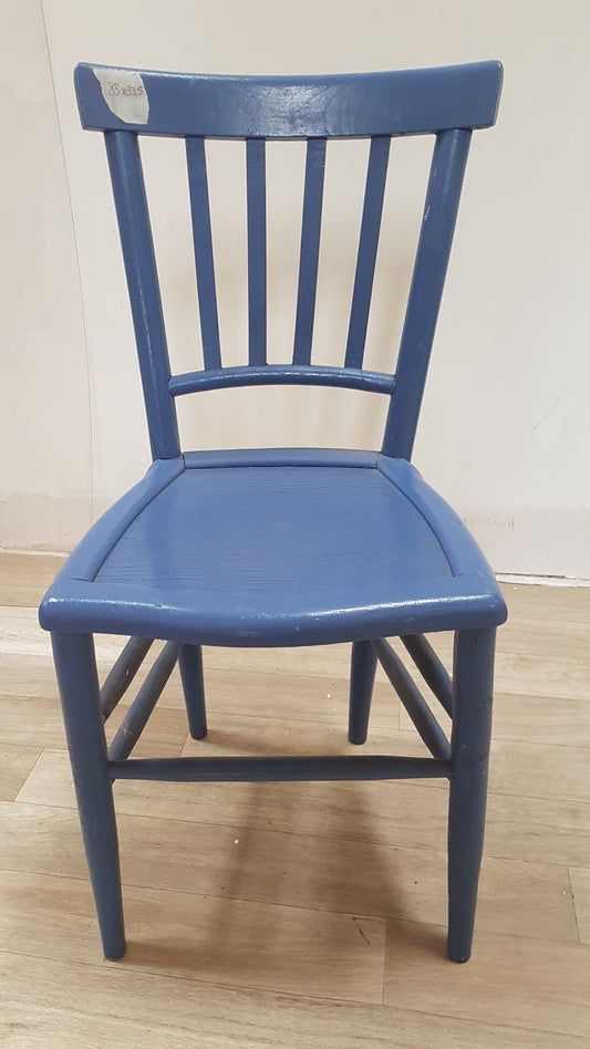 Chaise en bois bleue