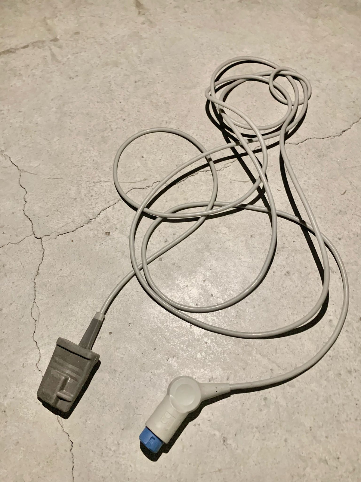Tuyaux, cables, masque a oxygène