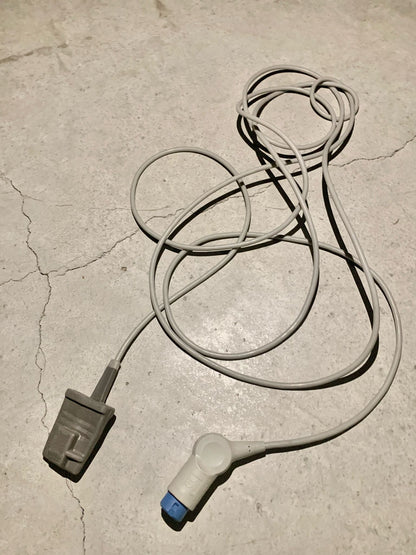 Tuyaux, cables, masque a oxygène