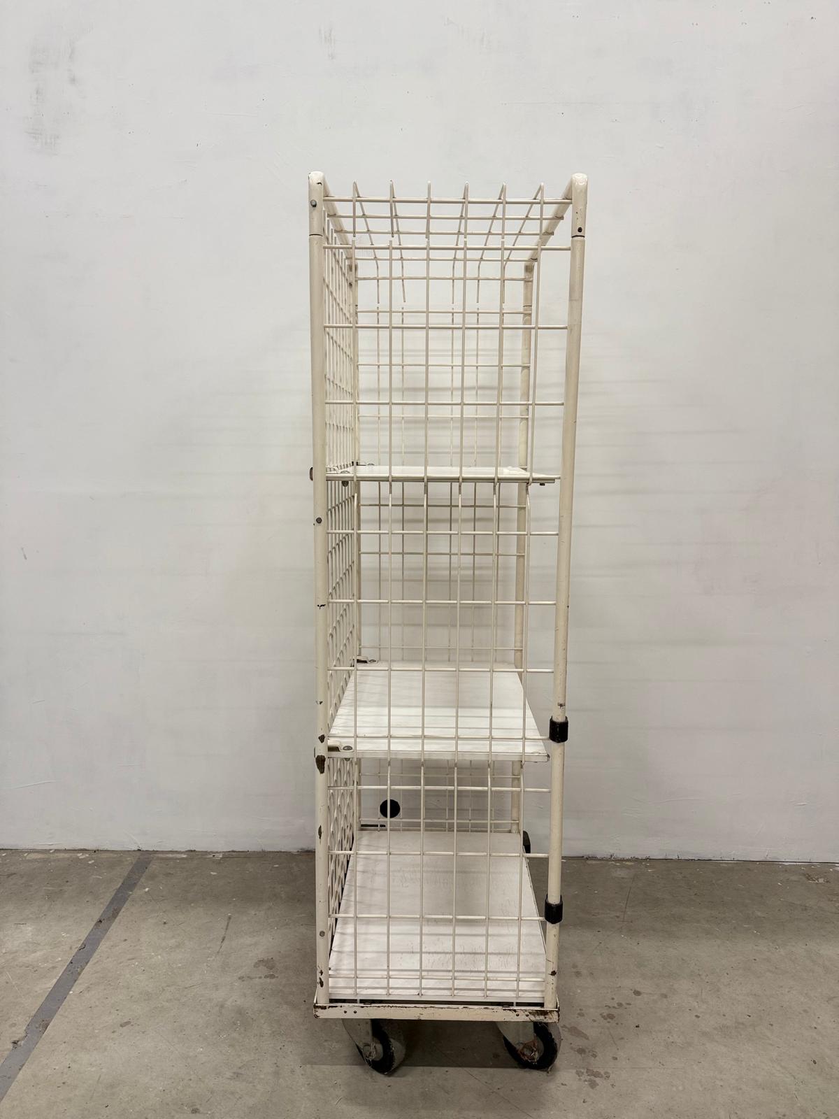 Chariot cage sur roulettes