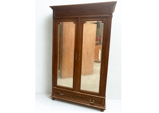 Armoire en bois avec miroir