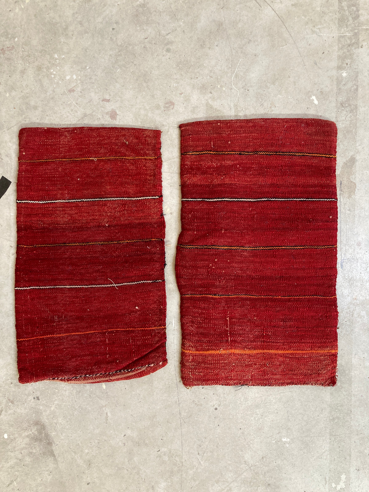 2 petits tapis rouges et rayés