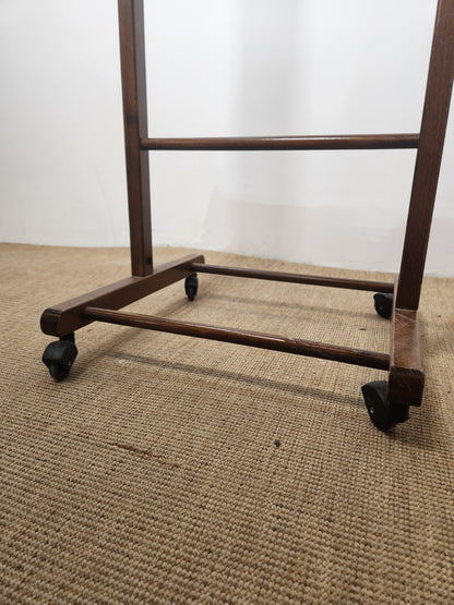 Porte manteau en bois sur roulettes