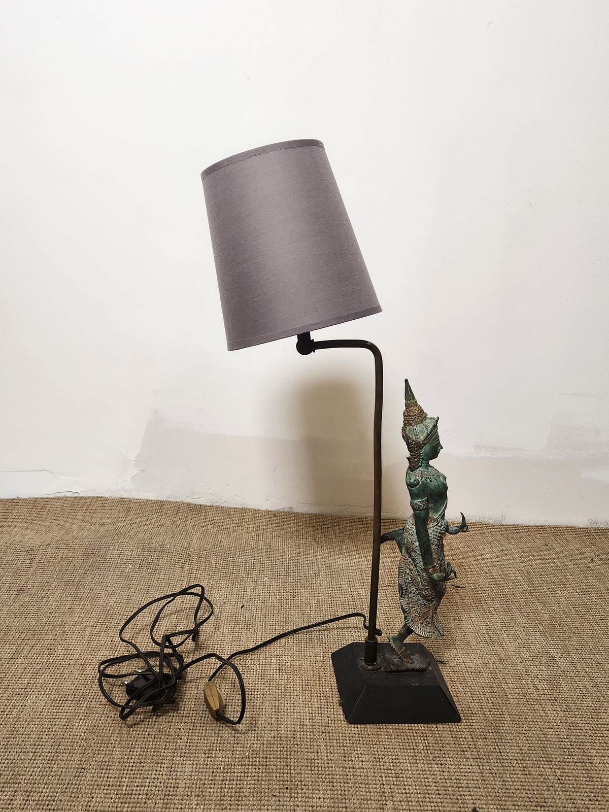 Lampe avec déesse