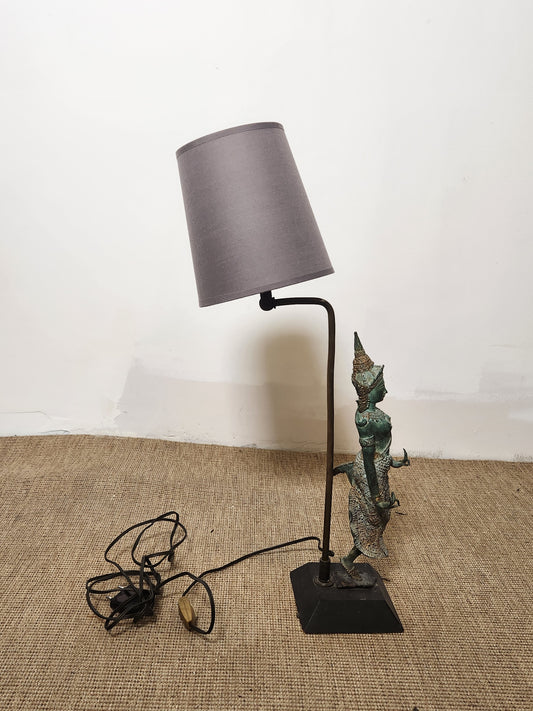 Lampe avec déesse