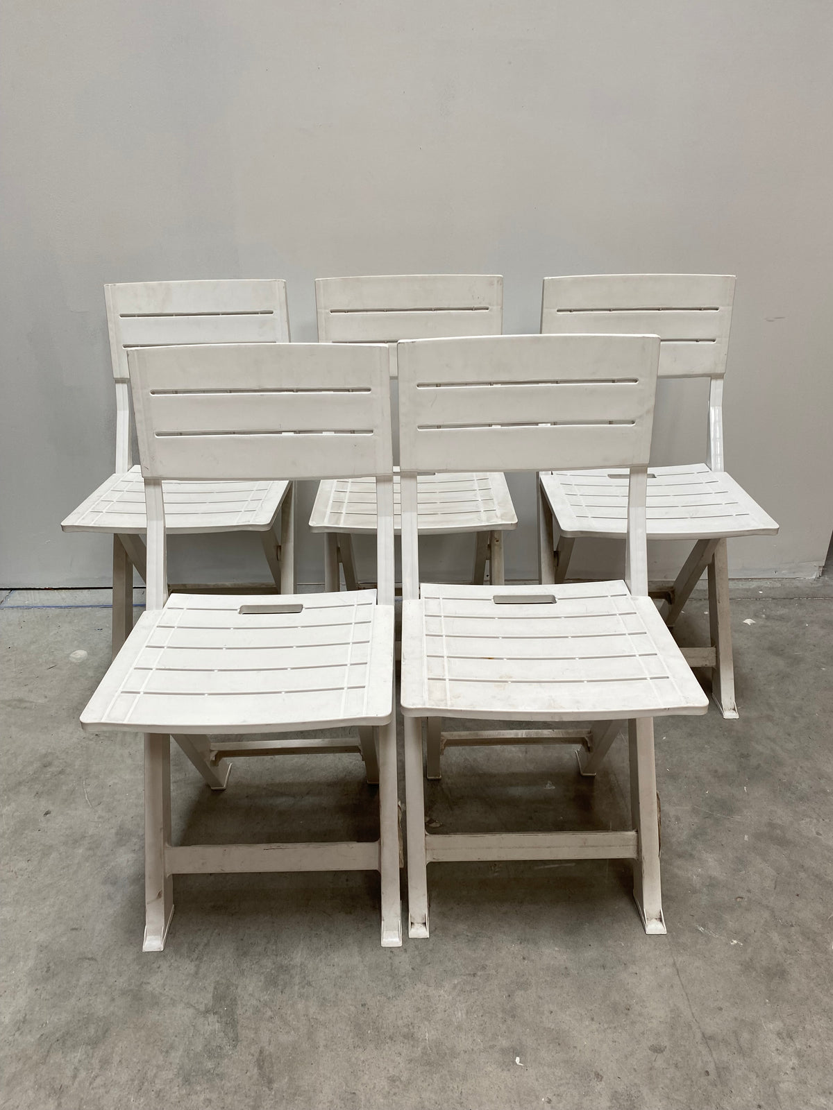 Chaise d'extérieur blanche en plastique