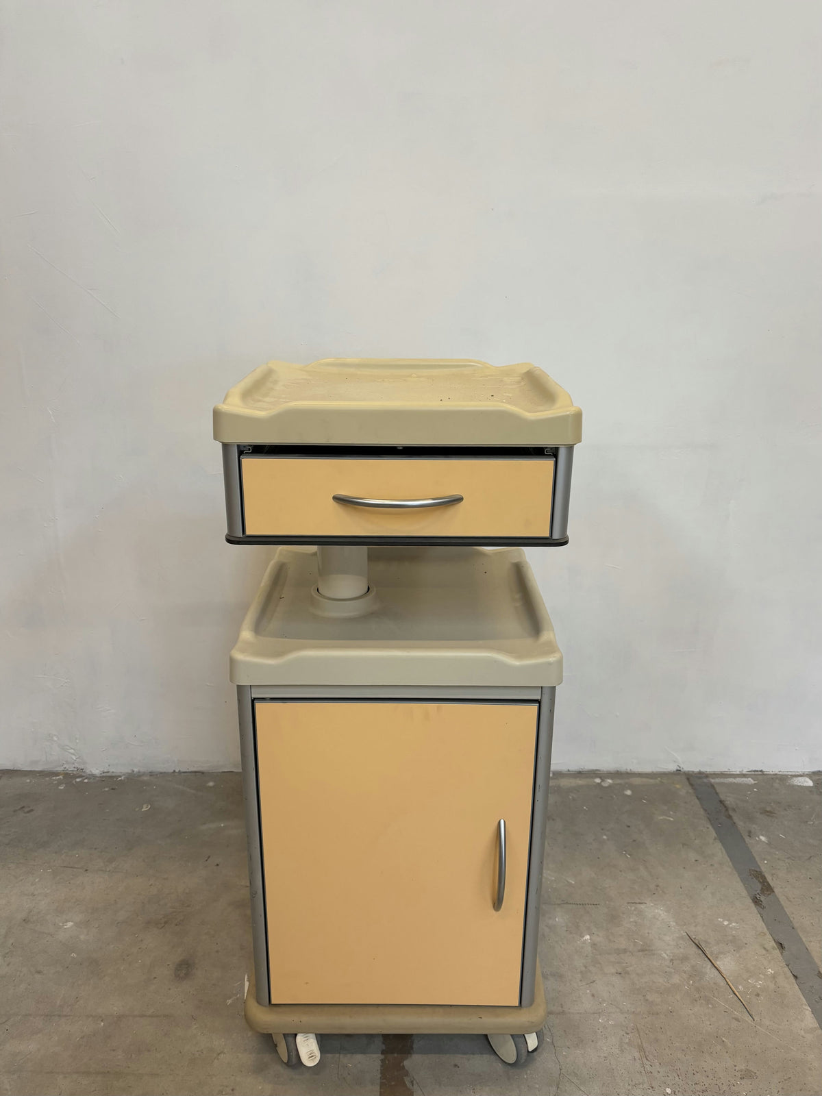 Petit meuble d'appoint sur roulettes