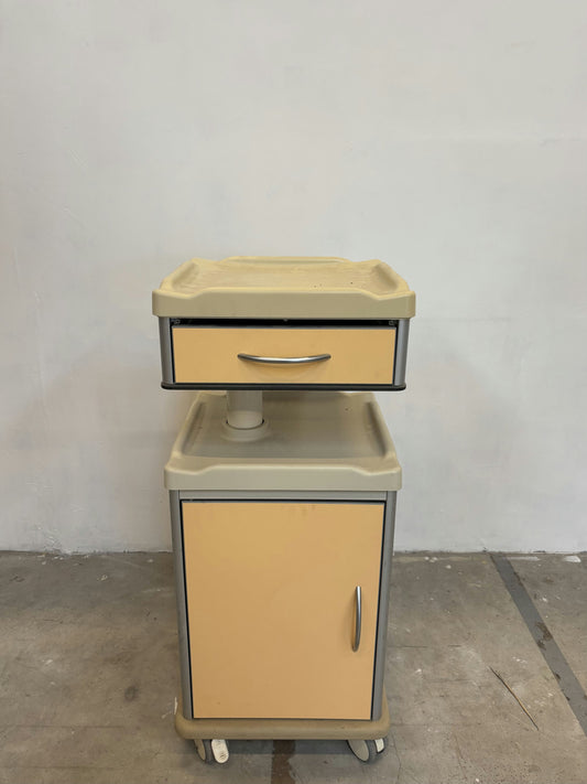 Petit meuble d'appoint sur roulettes