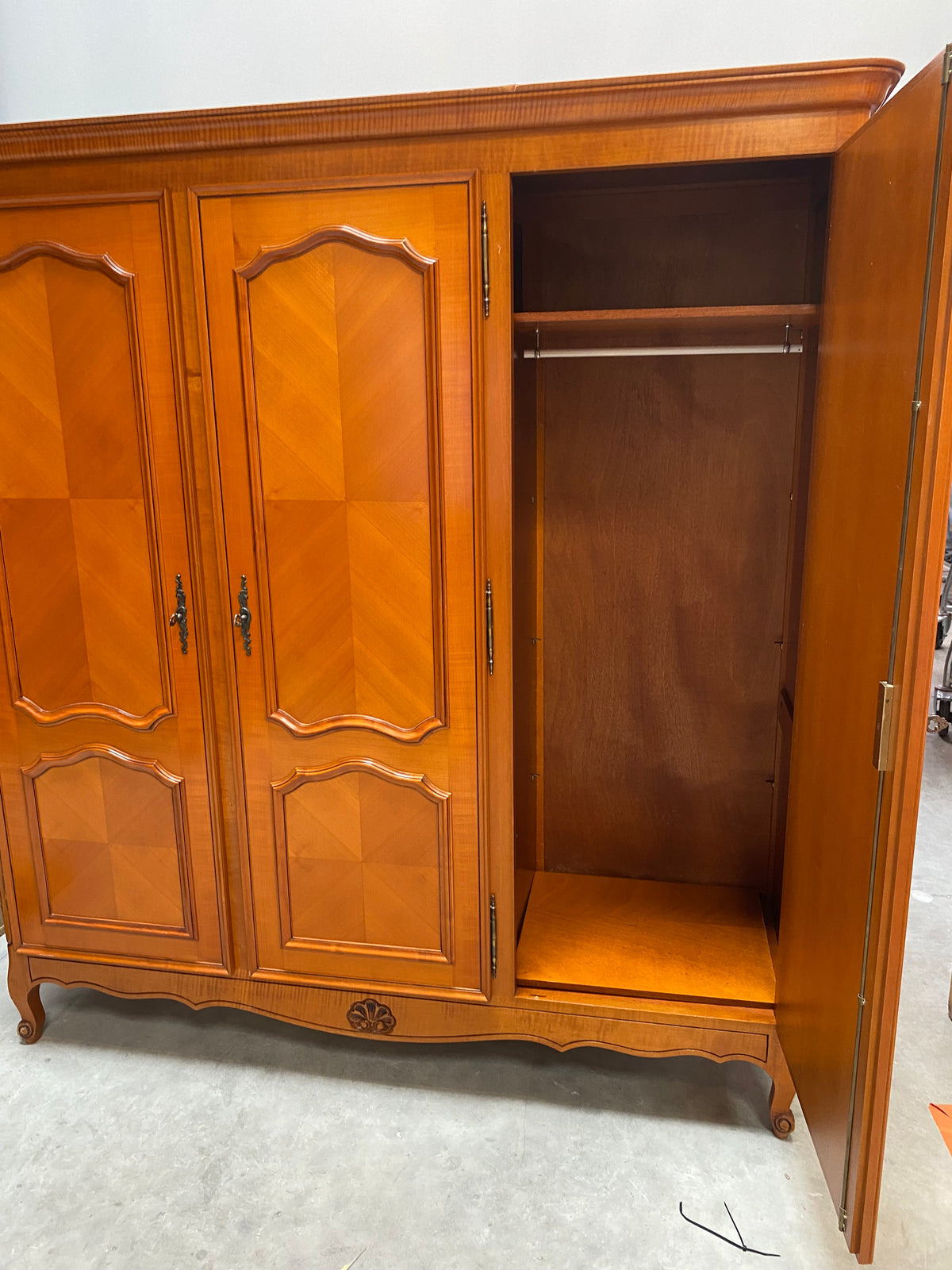 Armoire en bois à trois portes
