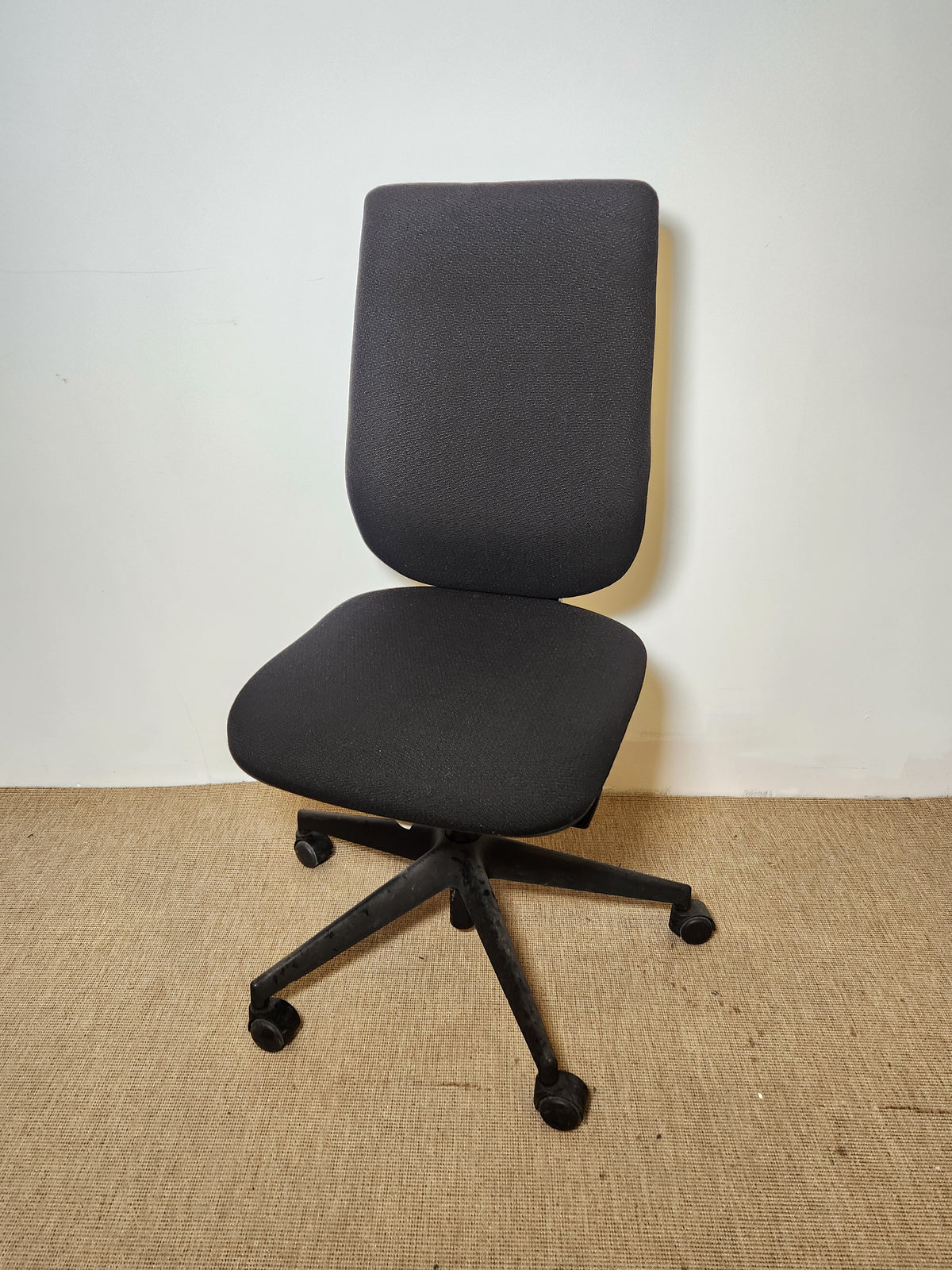 Chaise roulante noire en tissu