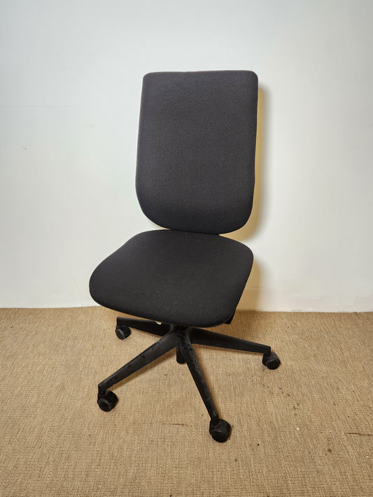 Chaise roulante noire en tissu