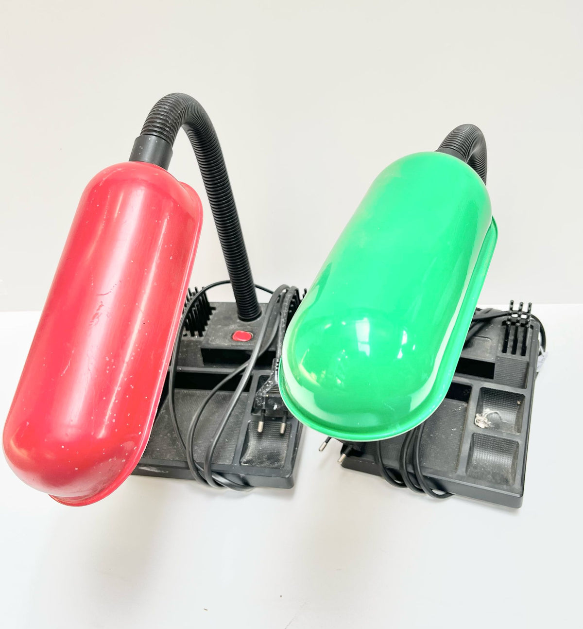Lampse de bureau noires verte et rouge