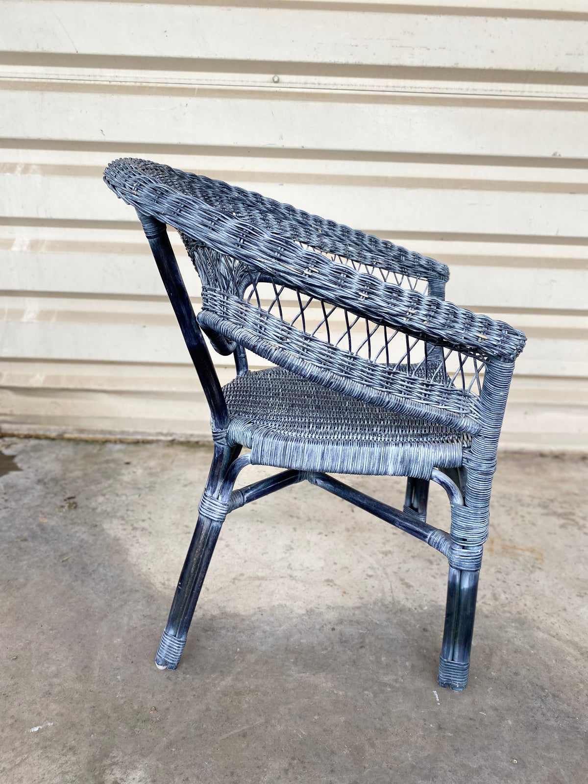 Chaise d'extérieur en osier bleu
