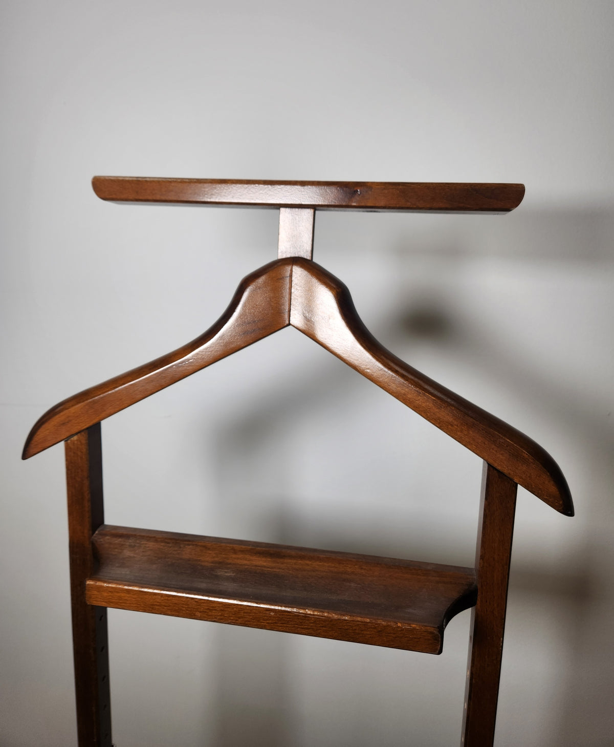 Porte manteau en bois sur roulettes