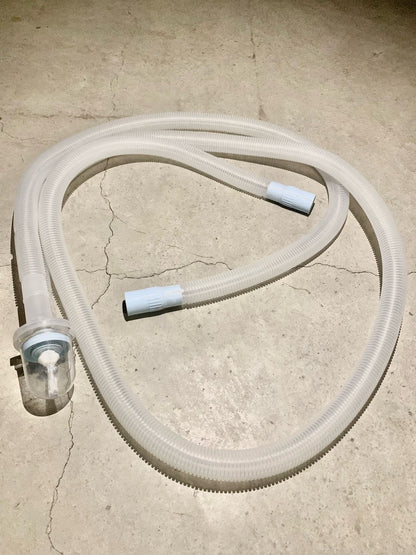 Tuyaux, cables, masque a oxygène