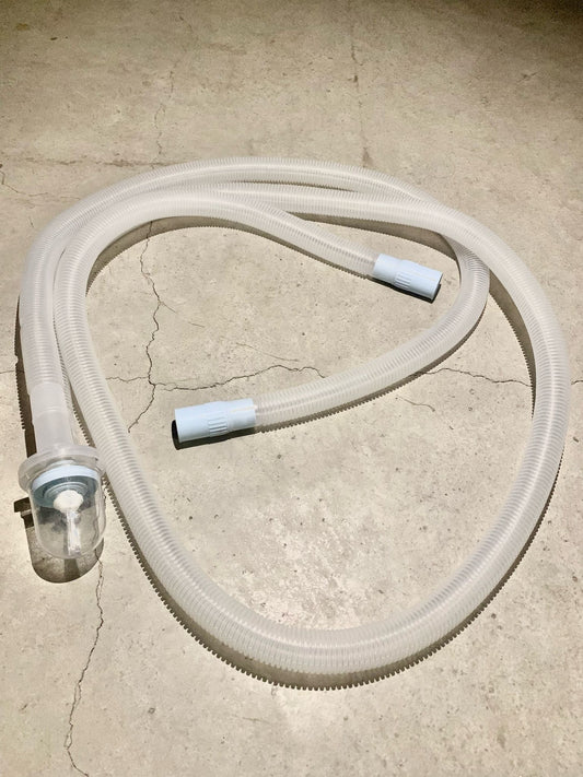 Tuyaux, cables, masque a oxygène