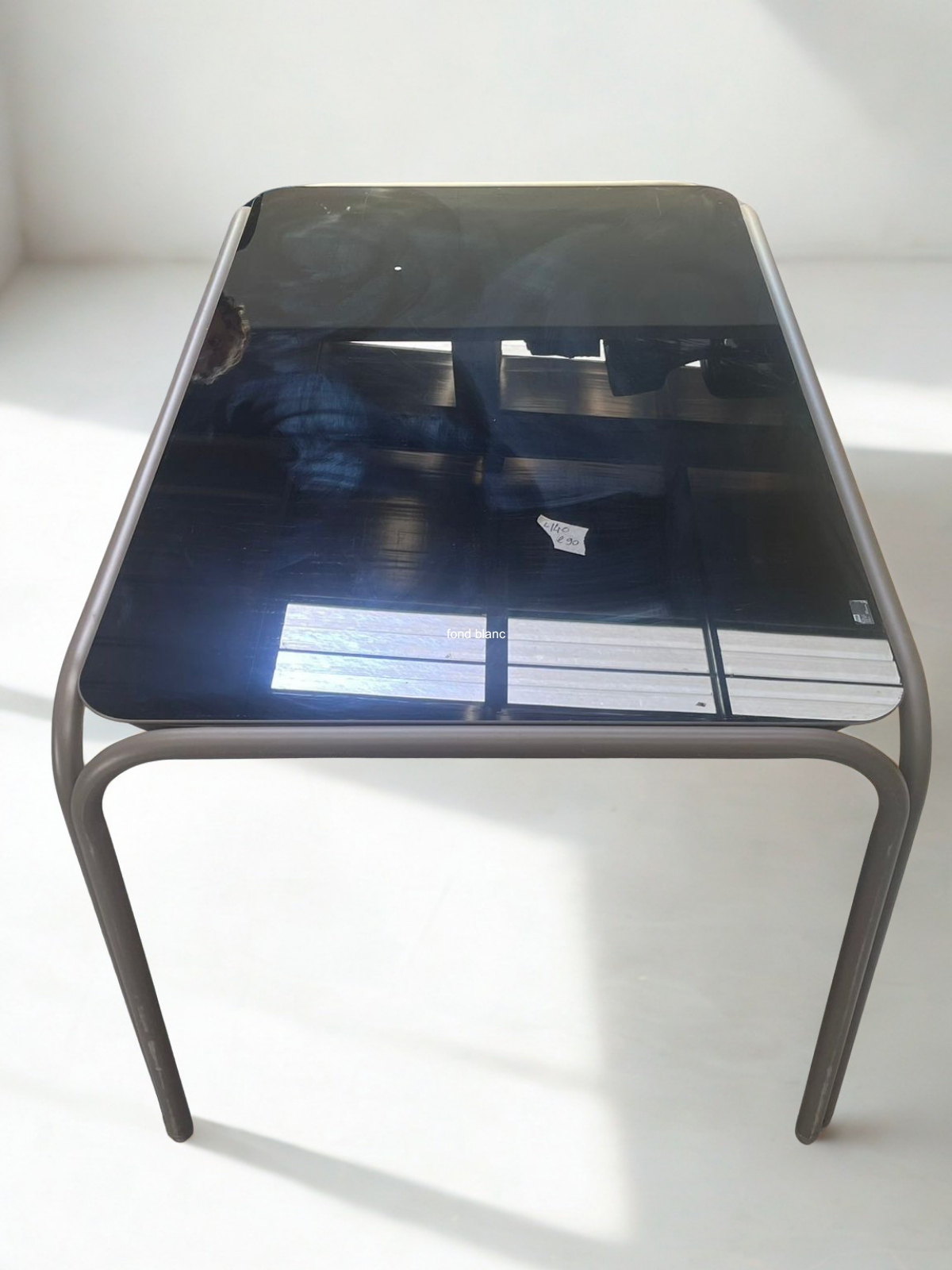 Table à manger en verre noir