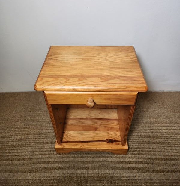 Table de chevet en bois massif, style vintage