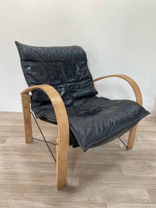 Fauteuil vintage en bois et cuir noir