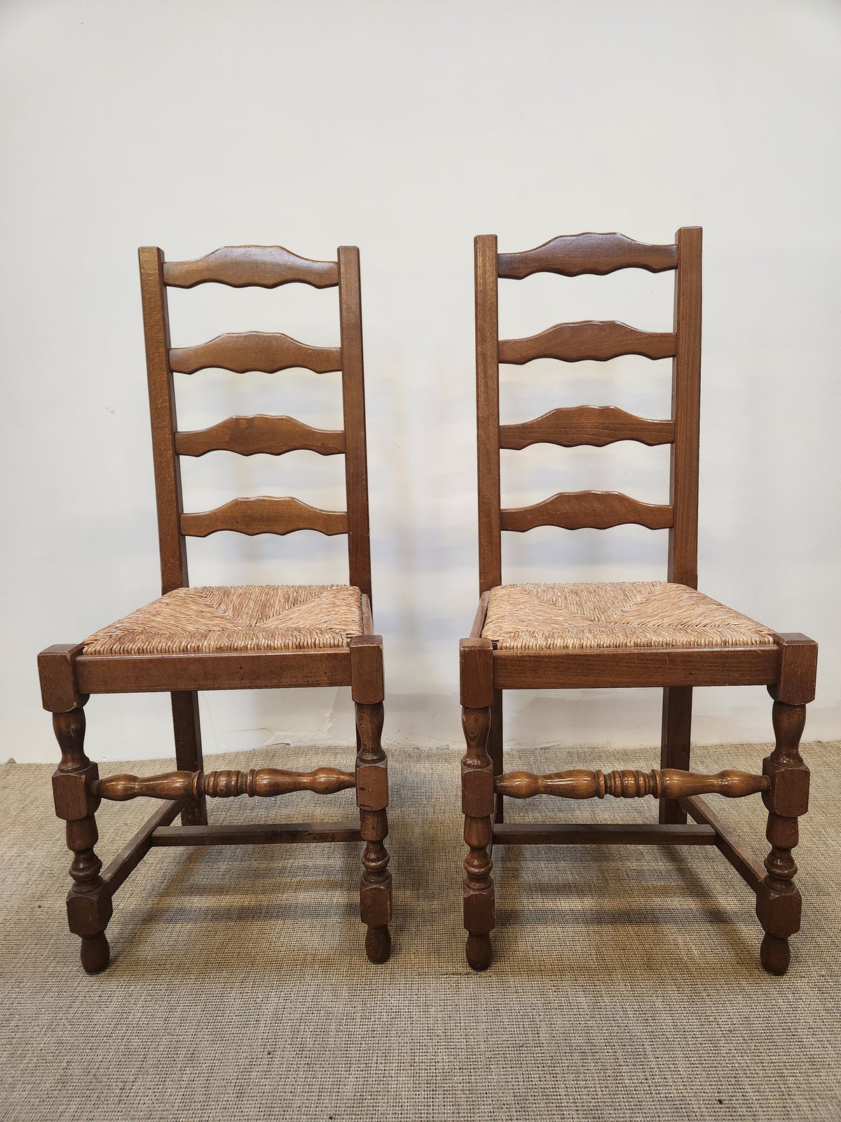 Lot de deux chaises en bois