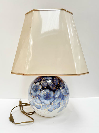 Lampe en céramique beige fleur bleue