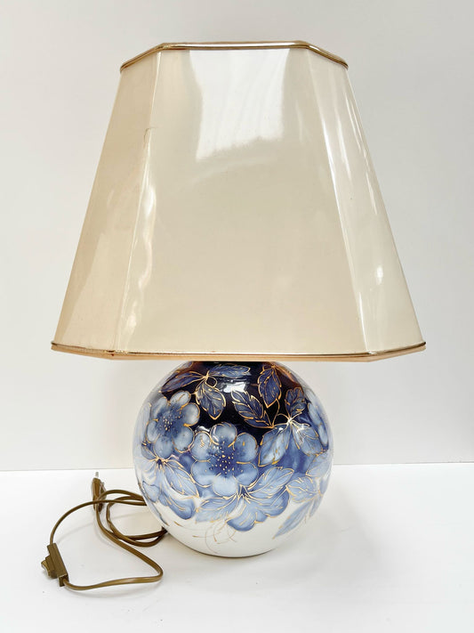 Lampe en céramique beige fleur bleue
