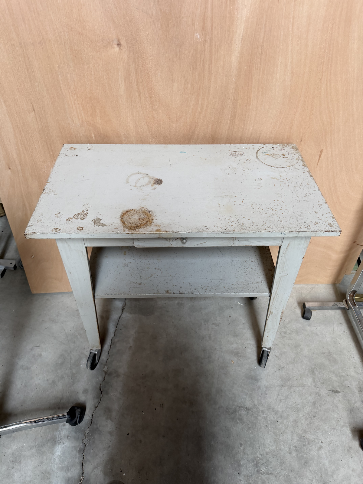 Bureau métallique - roulettes