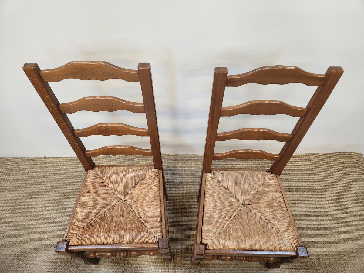 Lot de deux chaises en bois