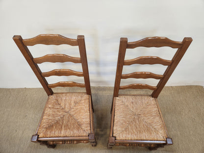 Lot de deux chaises en bois