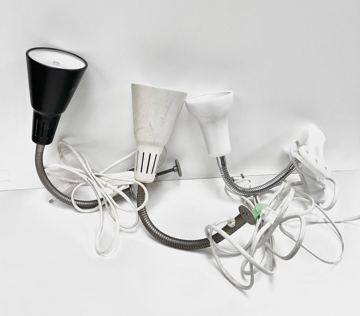 Lampes de bureaux noir gris blanc