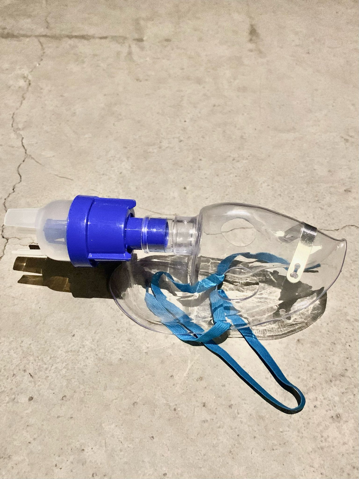 Tuyaux, cables, masque a oxygène