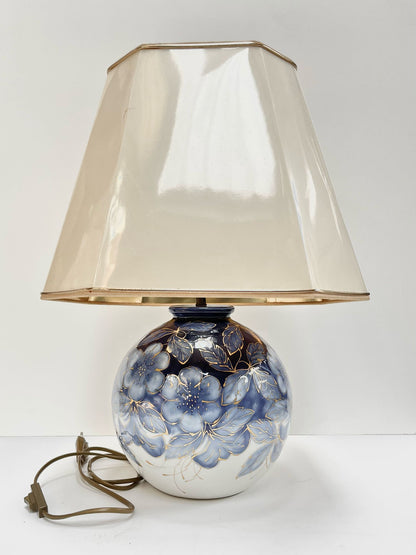 Lampe en céramique beige fleur bleue