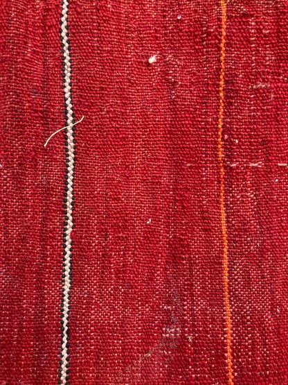 2 petits tapis rouges et rayés