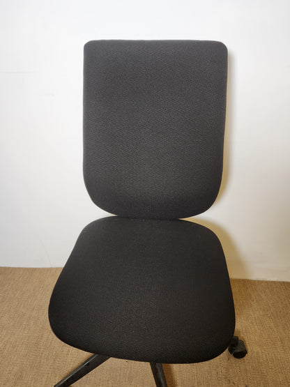 Chaise roulante noire en tissu