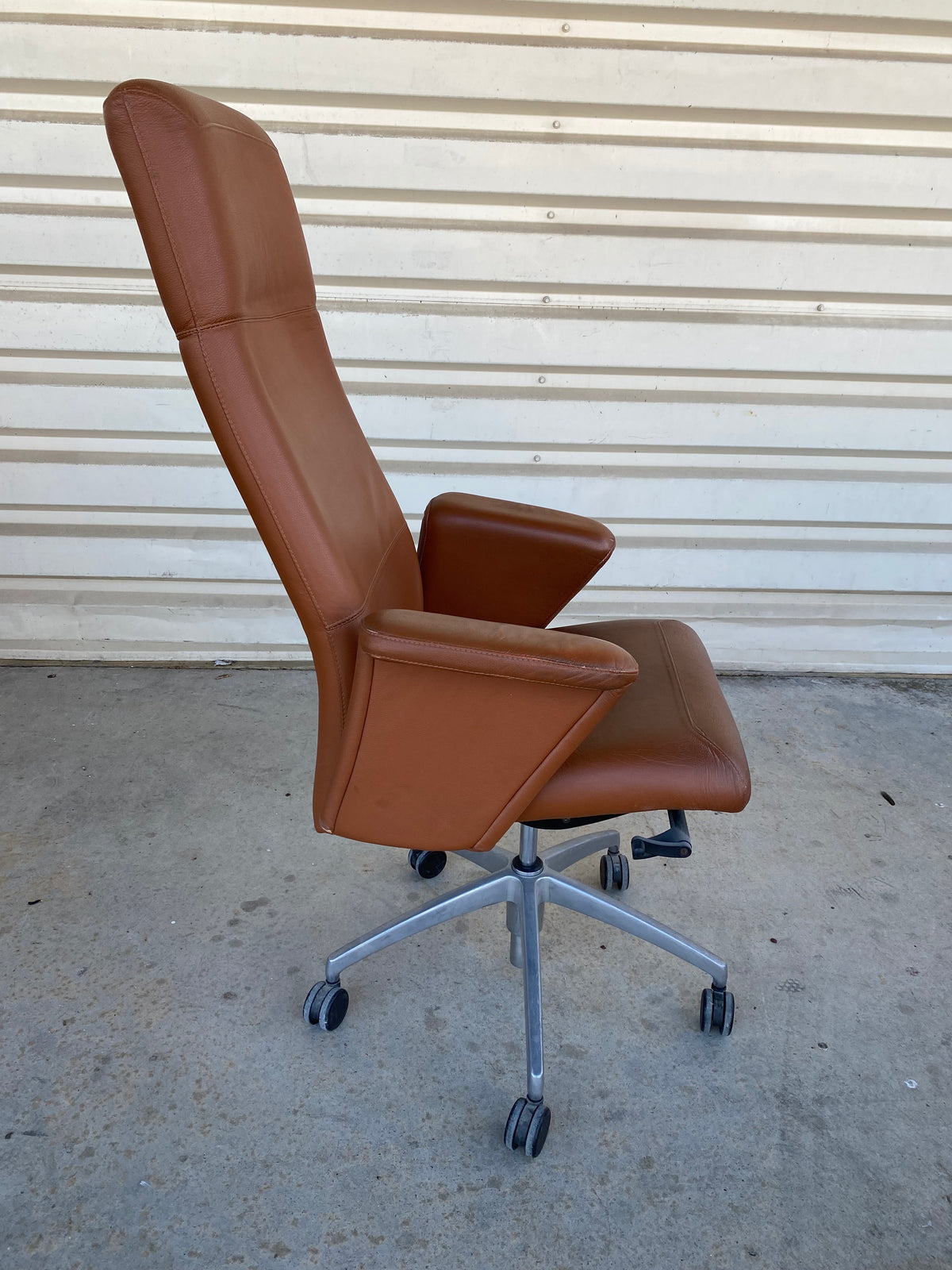 Fauteuil roulette cuir marron clair