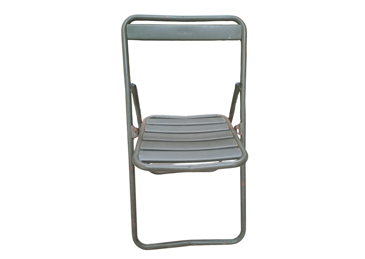 Chaise pliante militaire en métal de couleur vert olive